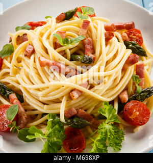 Pasta mit Fleisch und Gemüse Stockfoto