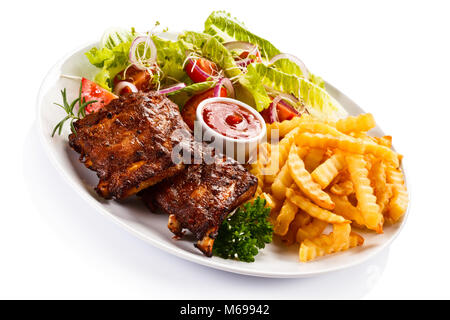 Gegrillte Rippchen, Pommes frites und Gemüse auf weißem Hintergrund Stockfoto