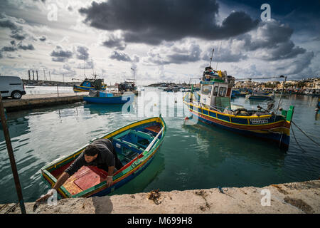 Fischer im Hafen von Marsaxlokk, Malta, Europa. Stockfoto