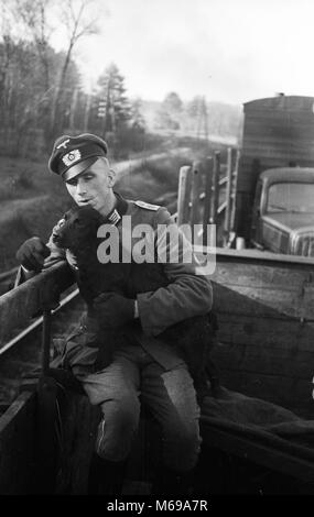 Jugoslawien April 1941 WW2 Bundeswehrsoldat & Hund im Zug während der Invasion von Jugoslawien Stockfoto