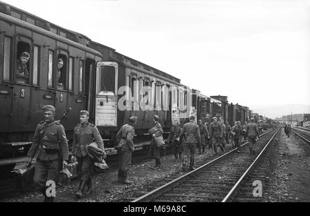 In den Krieg 1941 WW2 Bundeswehrsoldaten boarding Truppe Zug, Stuttgart. Stockfoto