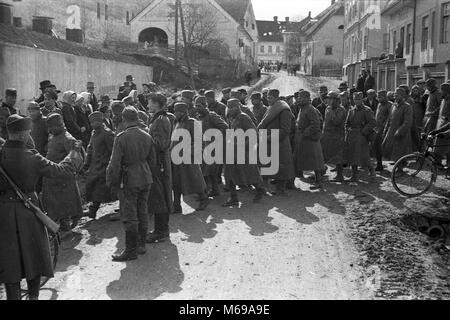 Jugoslawien April 1941 der zweite Weltkrieg Invasion deutscher Soldaten und jugoslawischer Kriegsgefangener, Jugoslawien. Stockfoto