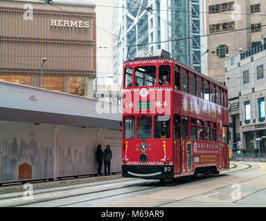 17. Februar 2018 - Hong Kong. Rote Doppeldecker Straßenbahn in Hongkong operierenden Straßen. Stockfoto