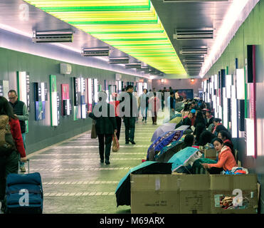 17. Februar 2018 - Hong Kong. Tausende von Arbeiterinnen aus Indonesien und den Philippinen gesammelt in Hong Kong's Straßen. Stockfoto