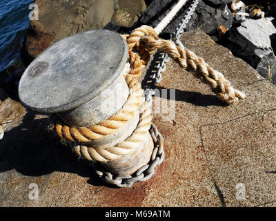 Liegeplatz Poller auf dem Dock Wharf mit Seil und Ketten Schiff befestigen Stockfoto