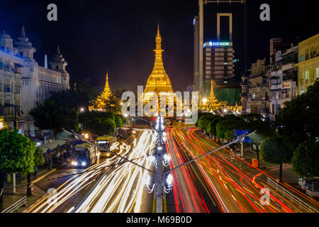 Die goldene Sule Pagode, eine der großen Pagoden, befindet sich im Zentrum der Stadt und bei Nacht beleuchtet Stockfoto