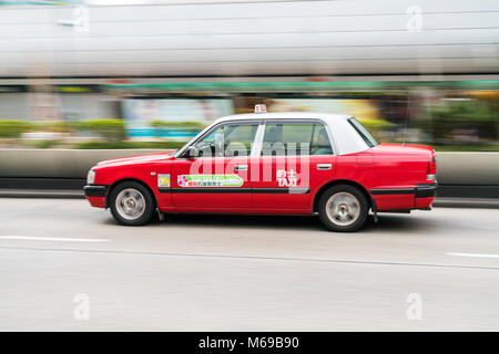 18. Februar 2018 - Hong Kong. Motion unscharfe Aufnahme eines typischen Taxi in Hongkong. Stockfoto