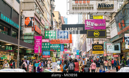 18. Februar 2018 - Hong Kong. Tagesansicht des überfüllten Gegend, Mong Kok im Bezirk Yau Tsim Mong. Stockfoto