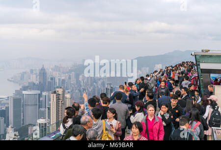 18. Februar 2018 - Hong Kong. Touristen am Victoria Peak fotografieren und selfies der Skyline von Hongkong. Stockfoto