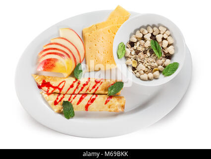 Frühstück mit Pfannkuchen, Äpfel, Käse und Müsli mit Milch. Stockfoto