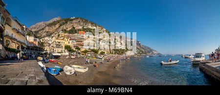 Strand und Boote, Positano, Amalfi, Italien. Stockfoto