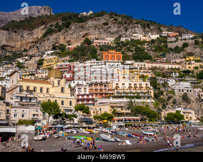 Strand und Boote, Positano, Amalfi, Italien. Stockfoto
