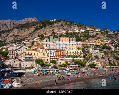 Strand und Boote, Positano, Amalfi, Italien. Stockfoto