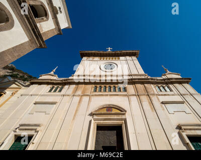 Kirche Santa Maria Assunta, Positano, Amalfi, Italien. Stockfoto