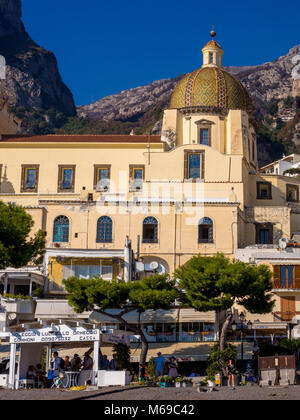 Kirche Santa Maria Assunta, Positano, Amalfi, Italien. Stockfoto