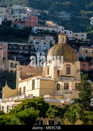 Kirche Santa Maria Assunta, Positano, Amalfi, Italien. Stockfoto