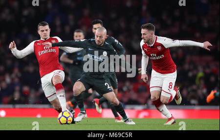 Von Manchester City David Silva Schlachten für die Kugel mit der Arsenal Aaron Ramsey (rechts) und Granit Xhaka während der Premier League Match im Emirates Stadium, London. Stockfoto