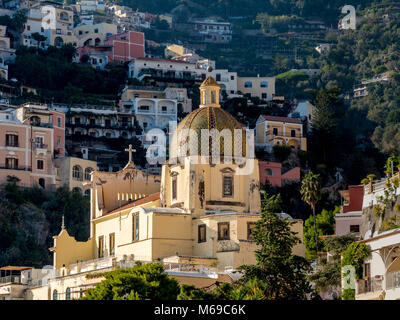 Kirche Santa Maria Assunta, Positano, Amalfi, Italien. Stockfoto