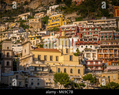 Kirche Santa Maria Assunta, Positano, Amalfi, Italien. Stockfoto