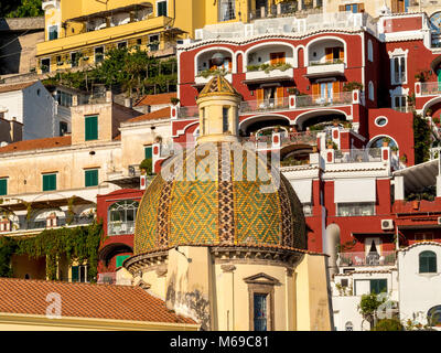 Kirche Santa Maria Assunta, Positano, Amalfi, Italien. Stockfoto