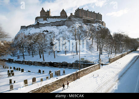 Das Edinburgh Castle unter einer Decke des Schnees nach dem "Tier aus dem Osten Schnee Sturm 'Erfolg der Ostküste von Schottland. Stockfoto