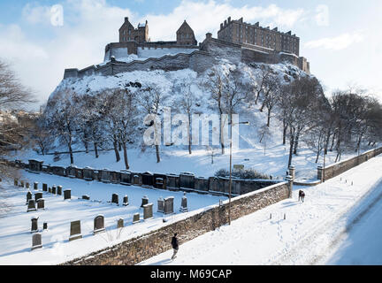 Das Edinburgh Castle unter einer Decke des Schnees nach dem "Tier aus dem Osten Schnee Sturm 'Erfolg der Ostküste von Schottland. Stockfoto