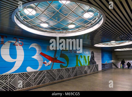 Moskau, Russland - am 10. März. 2016. Graffiti auf Thema chkalov der Flug von Moskau nach Kanada via Nordpol in der Nähe der U-Bahn Tschkalowskaja Stockfoto