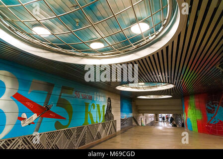 Moskau, Russland - am 10. März. 2016. Graffiti auf Thema chkalov der Flug von Moskau nach Kanada via Nordpol in der Nähe der U-Bahn Tschkalowskaja Stockfoto