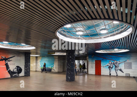 Moskau, Russland - am 10. März. 2016. Graffiti von Chkalov der Flug von Moskau nach Kanada via Nordpol in der Nähe der U-Bahn Tschkalowskaja Stockfoto