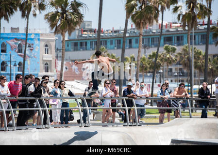 Junge skateboarder Am Skatepark am berühmten Venice Beach Boardwalk eine Der populärste Attraktion von Kalifornien. Stockfoto