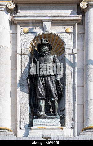 Statue geschützt mit Anti-Vogel net und Anti roosting Spitzen gegen Stadt Tauben am Nederlands Toneel Gent/NTG Theater in Gent, Belgien Stockfoto