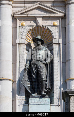 Statue geschützt mit Anti-Vogel net und Anti roosting Spitzen gegen Stadt Tauben am Nederlands Toneel Gent/NTG Theater in Gent, Belgien Stockfoto