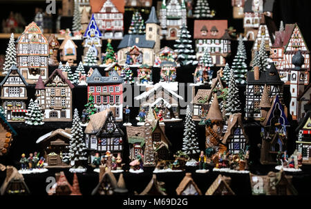 Haus geformter Kerzenständer in Neptunbrunnen Weihnachtsmarkt, Berlin, Deutschland Stockfoto