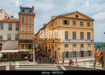 Gebäude und Straßen mit Menschen in Grasse, eine freundliche Stadt für die Herstellung von Parfüms bekannt. In der Region Provence, Südfrankreich. Stockfoto