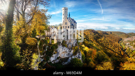 Romantische Schloss Lichtenstein Deutschland Baden Württemberg im Herbst Farben blau Himmel und Wolken Panoramaaussicht Stockfoto