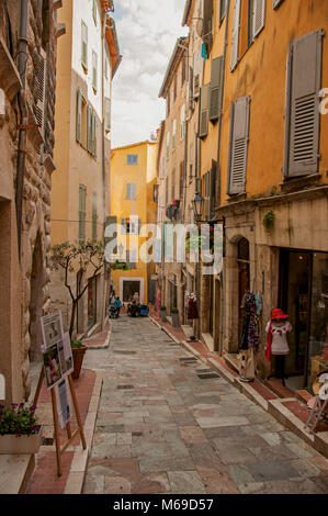 Schmale Straße und Gebäude mit Geschäften in Grasse, eine freundliche Stadt für die Herstellung von Parfüms bekannt. In der Region Provence, Südfrankreich. Stockfoto