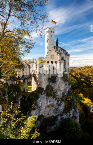 Romantische Schloss Lichtenstein Deutschland Baden Württemberg im Herbst Farben blau Himmel und Wolken Panoramaaussicht Stockfoto