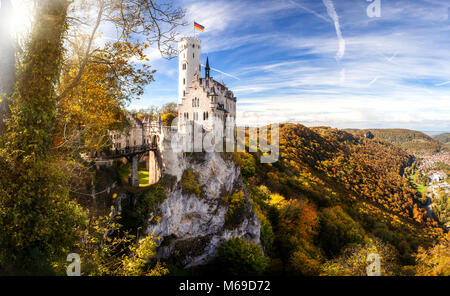 Romantische Schloss Lichtenstein Deutschland Baden Württemberg im Herbst Farben blau Himmel und Wolken Panoramaaussicht Stockfoto