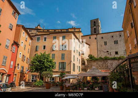 Blick auf die Gebäude mit Restaurants in Grasse, eine freundliche Stadt für die Herstellung von Parfüms bekannt. In der Region Provence, Südfrankreich. Stockfoto