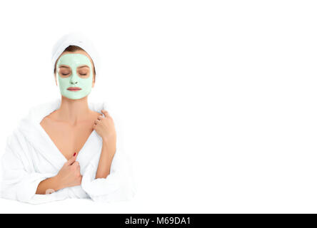 Schöne Frau im Bademantel wird immer Gesichts Clay Mask. Schönheit, Kosmetik, Körperpflege und Wellness Konzept Stockfoto