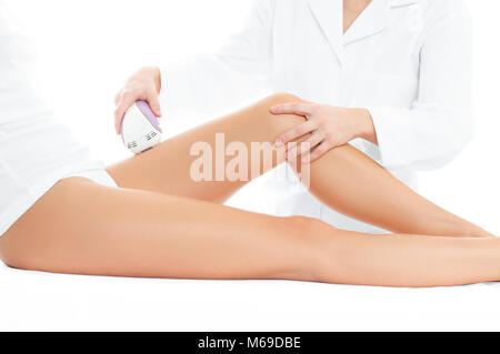 Kosmetikerin Entfernen der Haare der Frau Bein. Laser Haarentfernung Behandlung im Beauty Spa. Stockfoto