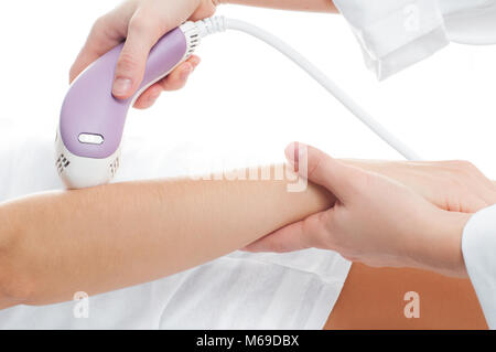 Kosmetikerin Entfernen der Haare der Frau die Hand. Laser Epilation Behandlung im Beauty Spa. Stockfoto