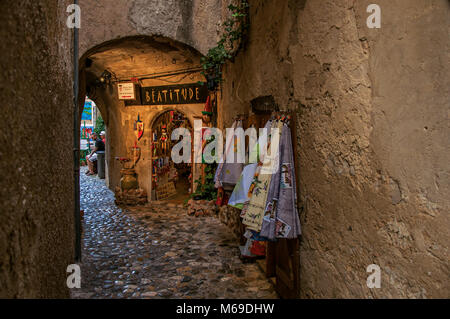 Blick auf die schmale Gasse mit Shop in dem Dorf Saint-Paul-de-Vence, einer mittelalterlichen Stadt vollständig erhalten. In Provence, Südfrankreich Stockfoto