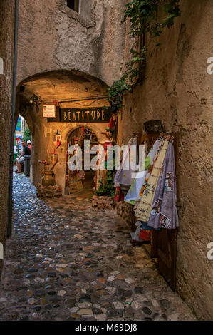 Blick auf die schmale Gasse mit Shop in dem Dorf Saint-Paul-de-Vence, einer mittelalterlichen Stadt vollständig erhalten. In Provence, Südfrankreich Stockfoto