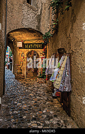 Blick auf die schmale Gasse mit Shop in Saint-Paul-de-Vence, atemberaubende mittelalterliche Stadt vollständig erhalten. Provence, Frankreich. Retuschiert. Stockfoto