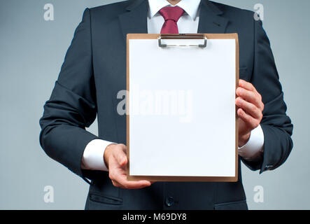 Geschäftsmann in Anzug hält Ablage leeren Stockfoto