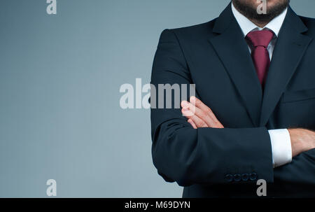 Business und Office Konzept. Geschäftsmann im Anzug stand mit verschränkten Armen Stockfoto