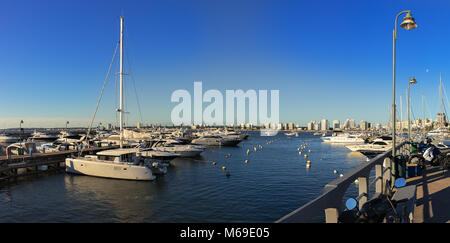 Panoramablick auf den Hafen von Punta Del Este am Sommer, Tageslicht, Uruguay. Stockfoto