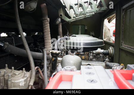 Gepanzertes Fahrzeug Motor Detailansicht während gewartet wird Stockfoto