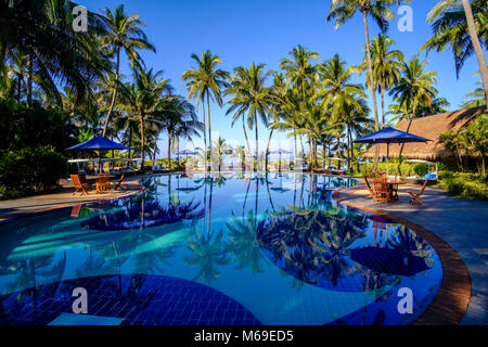 Häuser in einer der luxuriösen Ferienanlagen sind schön rund um einen Pool in der Nähe vom Strand angeordnet Stockfoto